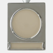 スーツを着て壁の前に立っている男性 シルバープレートバナーオーナメント (正面)