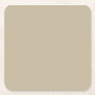 スーツを着て壁の前に立っている男性 スクエアペーパーコースター