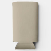 スーツを着て壁の前に立っている男性 スリム缶クーラー (裏面)