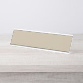 スーツを着て壁の前に立っている男性 デスクネームプレート (正面)