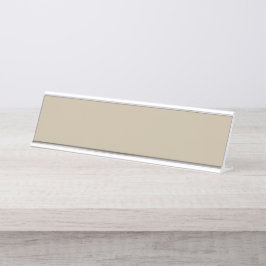 スーツを着て壁の前に立っている男性 デスクネームプレート