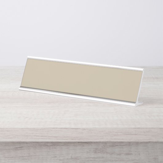 スーツを着て壁の前に立っている男性 デスクネームプレート (正面)