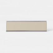 スーツを着て壁の前に立っている男性 デスクネームプレート (正面)