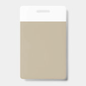 スーツを着て壁の前に立っている男性 バッジ (裏面)