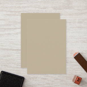 スーツを着て壁の前に立っている男性 ロイヤリティカード