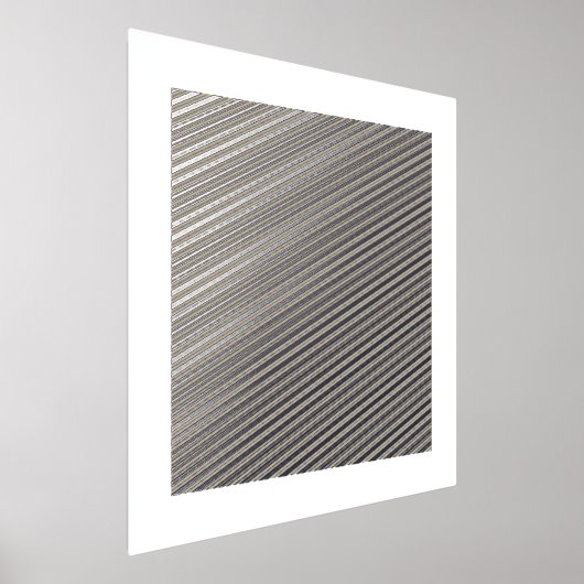 スーツを着て壁の前に立っている男性 箔ポスター (レイダウン)