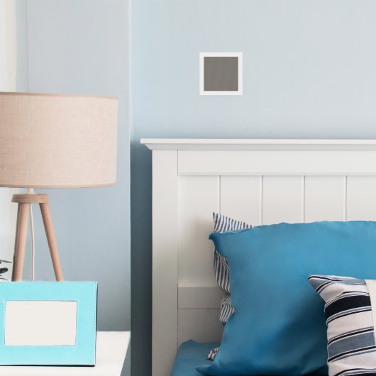 スーツを着て壁の前に立っている男性 箔ポスター (インサイチュ (寝室))