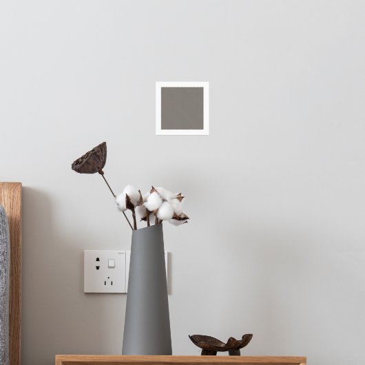 スーツを着て壁の前に立っている男性 箔ポスター (インサイチュ (寝室2))