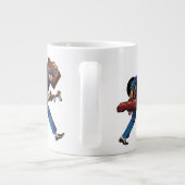 スーツケースとゴルフクラブを持つ、ユニフォームのヴィンテージのベルボーイ ジャンボコーヒーマグカップ (裏面)