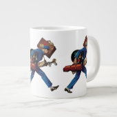 スーツケースとゴルフクラブを持つ、ユニフォームのヴィンテージのベルボーイ ジャンボコーヒーマグカップ (正面右)