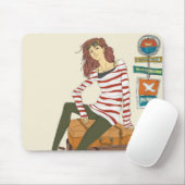 スーツケースに坐る若い女性のポートレート マウスパッド (マウス)