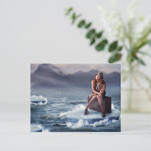 スーツケースに座っている美しい女性 ポストカード (スタンド正面)