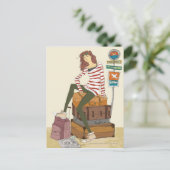 スーツケースに座っている若い女性のポートレート ポストカード (スタンド正面)