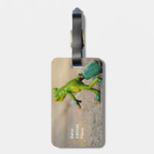 スーツケースの荷物のラベルを持つ緑カエル ラゲッジタグ (裏面縦)