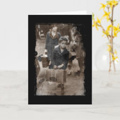 スーツケースを抱えている子ども カード (黄色い花)