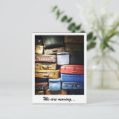 スーツケースを積み重ねて運んでいる 案内ポストカード (スタンド正面)