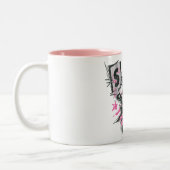 スーパーガールがこぼれ落ち、走り書きのコラージュ ツートーンマグカップ (左)