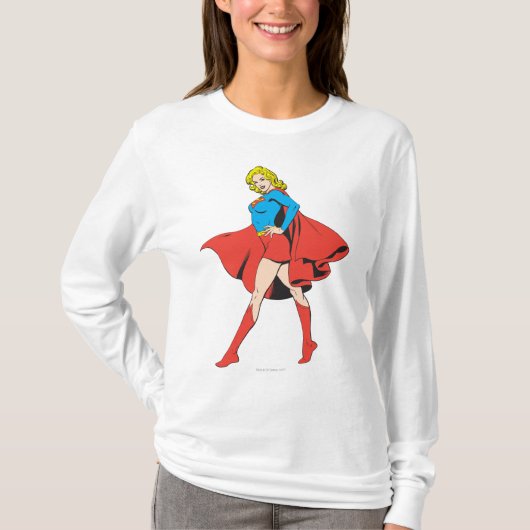 スーパーガールがポーズをとる Tシャツ (正面)