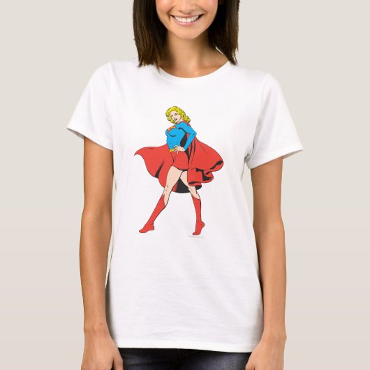スーパーガールがポーズをとる Tシャツ (正面)