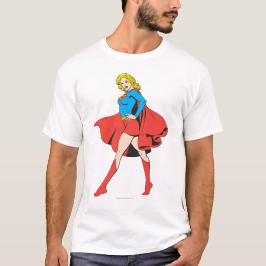 スーパーガールがポーズをとる Tシャツ (正面)