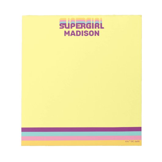 スーパーガールレトロカラーシフトグラフィック ノートパッド (正面)