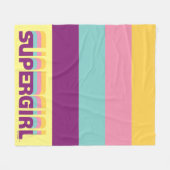 スーパーガールレトロカラーシフトグラフィック フリースブランケット (正面(横))