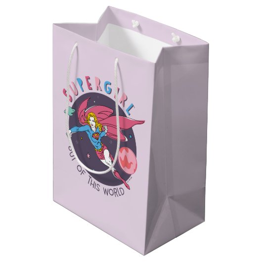スーパーガール飛んでいるアップターイラストレーション ミディアムペーパーバッグ (裏面アングル)