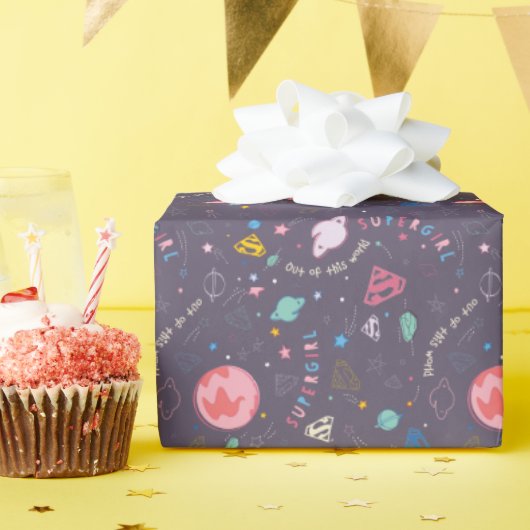 スーパーガール飛んでいるアップターイラストレーション ラッピングペーパー (誕生日パーティー)