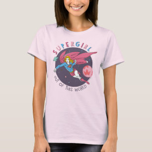 スーパーガール飛んでいるアップターイラストレーション Tシャツ