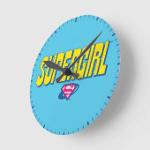 スーパーガール ポップ ロゴ ラウンド壁時計 (傾斜)