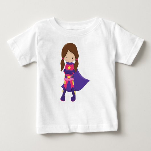 スーパーガール、茶色の髪、可愛い少女、紫のマント ベビーTシャツ (正面)