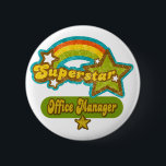 スーパースターオフィスマネージャー 缶バッジ<br><div class="desc">SuperStarオフィスマネージャーのシャツ、アパレル、ギフトは、レトロなラインでスーパースターボスをクール認識する。このユニークデザインは、ヴィンテージ効果のためのスタイルとティール（緑がかった色）、オレンジ、黄色、ライムグリーンの色の鮮やかな虹を特徴とす動揺してる。すべての行事への贈り物に加えて、理想的な職業と従業員の認識の贈り物を作る。このデザインは、マグカップ、マグネット、キーホルダー、ボタン、帽子、商品などで利用できる。一与え人は社員、同僚、同僚、家族や友人に、彼らが彼らのキャリアや仕事の分野でスーパースターであることを知らせる。</div>