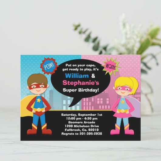 スーパーヒーローおよび極度の女の子の誕生日のパーティの招待状 招待状 (スタンド正面)