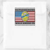 スーパーヒーローが私たちの間を歩く スクエアシール (バッグ)