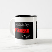 スーパーヒーローの人類学者のマグ ツートーンマグカップ (正面左)