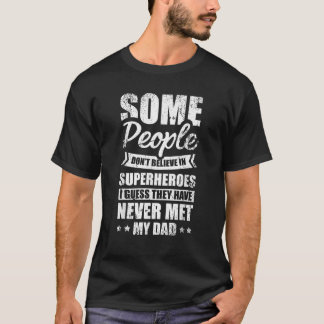 スーパーヒーローの信じパパファテに入らない人もいる Tシャツ