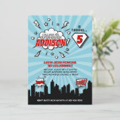 スーパーヒーローの喜劇的な誕生日のパーティの招待状 招待状 (スタンド正面)