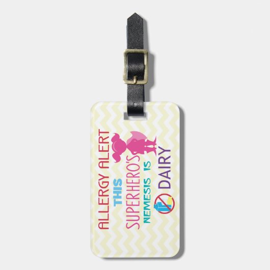 スーパーヒーローの女の子の酪農場のアレルギーのパーソナライズな子供 ラゲッジタグ (正面縦)
