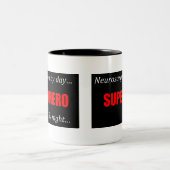 スーパーヒーローの神経外科医のマグ ツートーンマグカップ (中央)