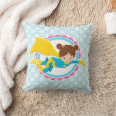 スーパーヒーローガール – カワイイ飛んでいるーヒーローインケープイン クッション (ブランケット)