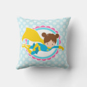 スーパーヒーローガール – カワイイ飛んでいるーヒーローインケープイン クッション (裏面)