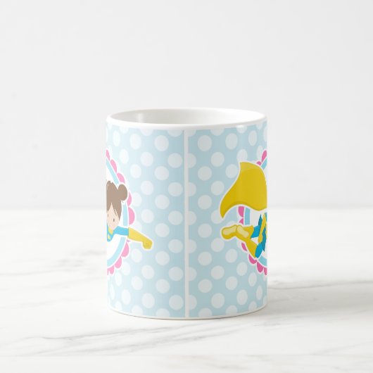 スーパーヒーローガール – カワイイ飛んでいるーヒーローインケープイン コーヒーマグカップ (中央)