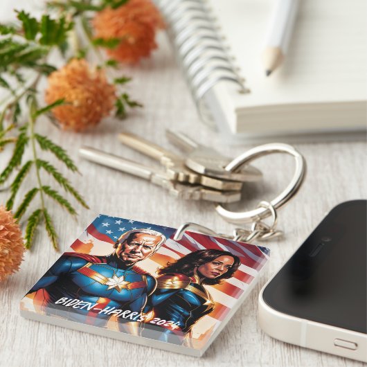 スーパーヒーロージョーバイデン氏とカマラハリス キーホルダー (正面右)
