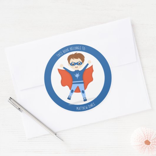 スーパーヒーロー少年この本は次のものだ ラウンドシール (封筒)