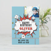 スーパーヒーロー漫画スピーチバブルフォト誕生日カード (スタンド正面)