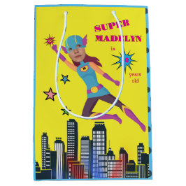 スーパーヒーロー誕生日ガールファンタスティックセンセーショナル ミディアムペーパーバッグ