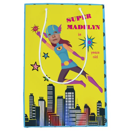 スーパーヒーロー誕生日ガールファンタスティックセンセーショナル ミディアムペーパーバッグ (正面)