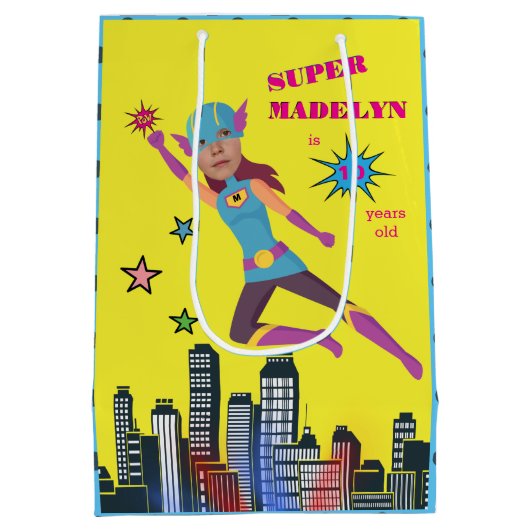 スーパーヒーロー誕生日ガールファンタスティックセンセーショナル ミディアムペーパーバッグ (裏面)