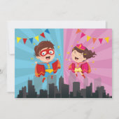 スーパーヒーロー誕生日フォトピンクブルージョインボーイガール 招待状 (裏面)