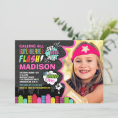 スーパーヒーロー誕生日招待状ピンクスーパーヒーローパーティー 招待状 (スタンド正面)